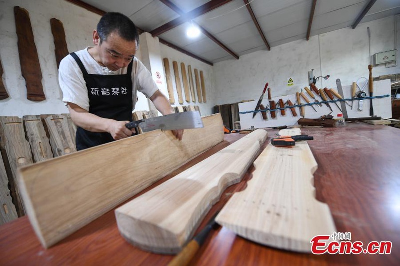 Mann verschreibt sich der traditionellen Guqin-Herstellung