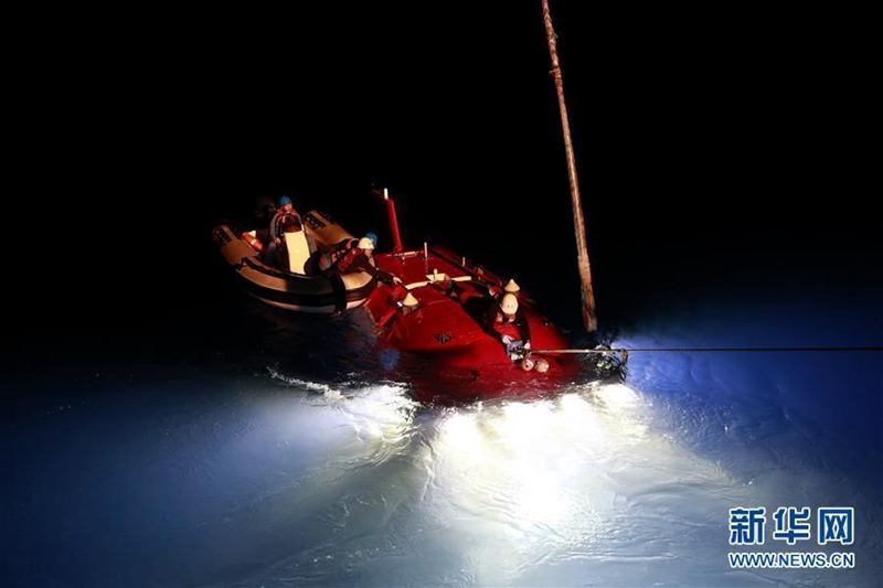 Ein bemanntes Tauchgefährt entnimmt Proben aus dem Südchinesischen Meer
