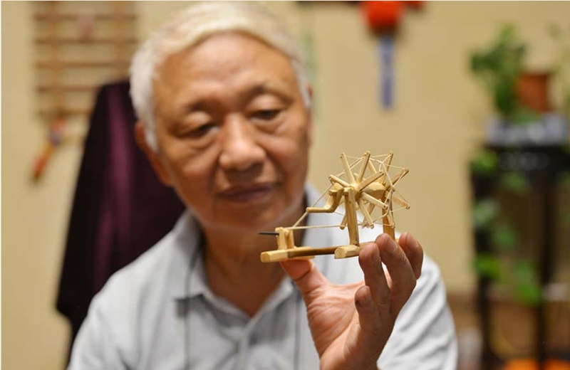 Pensionär stellt Miniaturgegenstände aus Holz her