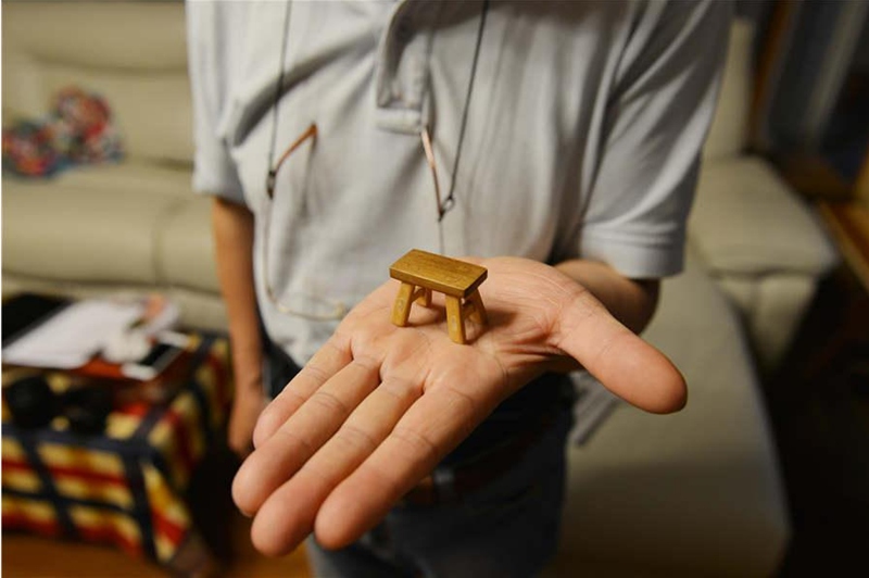 Pensionär stellt Miniaturgegenstände aus Holz her