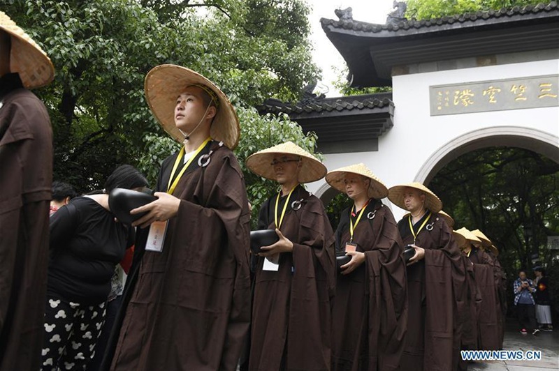 Mönche nehmen an traditionellem Fußmarsch in Hangzhou teil