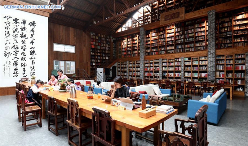 Bibliothek im Hostel zieht Touristen an