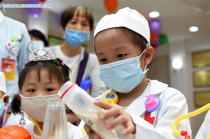 Kinder mit Leukämie nehmen an Rollespiel als Doktoren teil