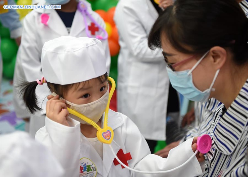 Kinder mit Leukämie nehmen an Rollespiel als Doktoren teil