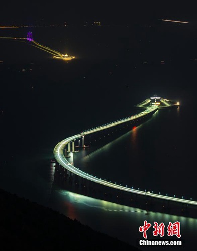 Die weltlängste Meeresbrücke bei Nacht