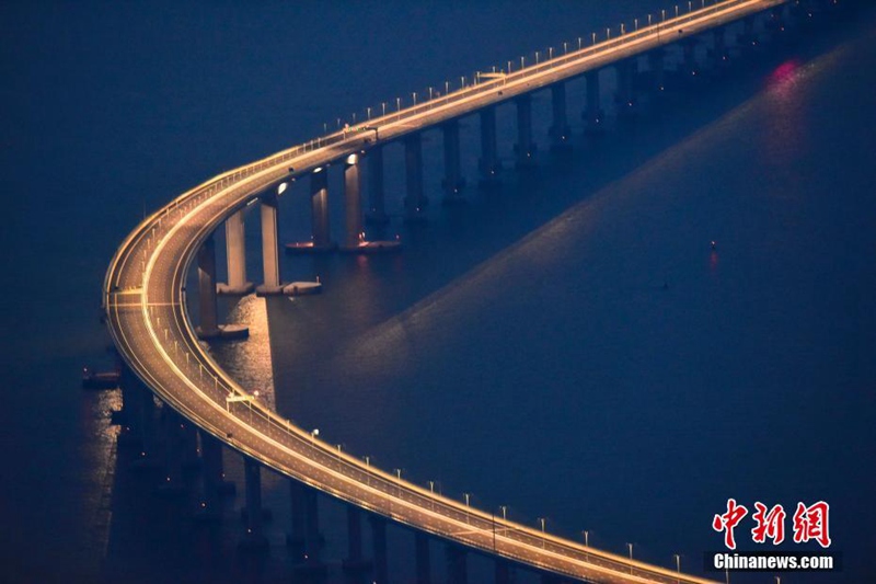 Die weltlängste Meeresbrücke bei Nacht