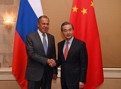 Wang Yi trifft russischen Außenminister