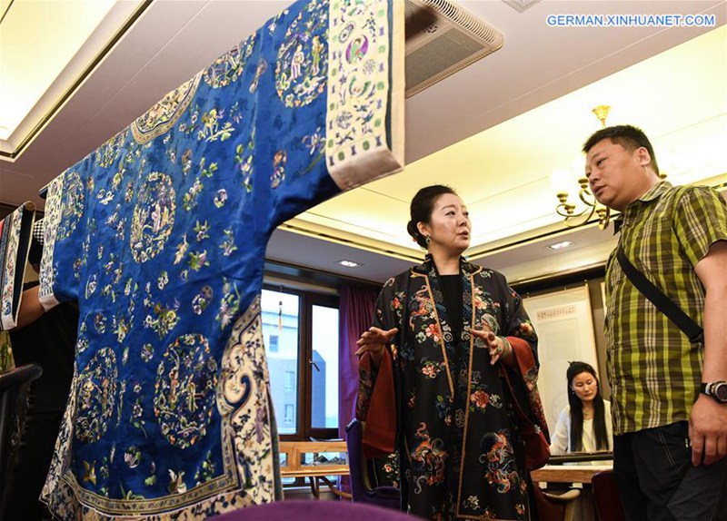 Ausstellung traditioneller Trachten und Stickereien in Beijing