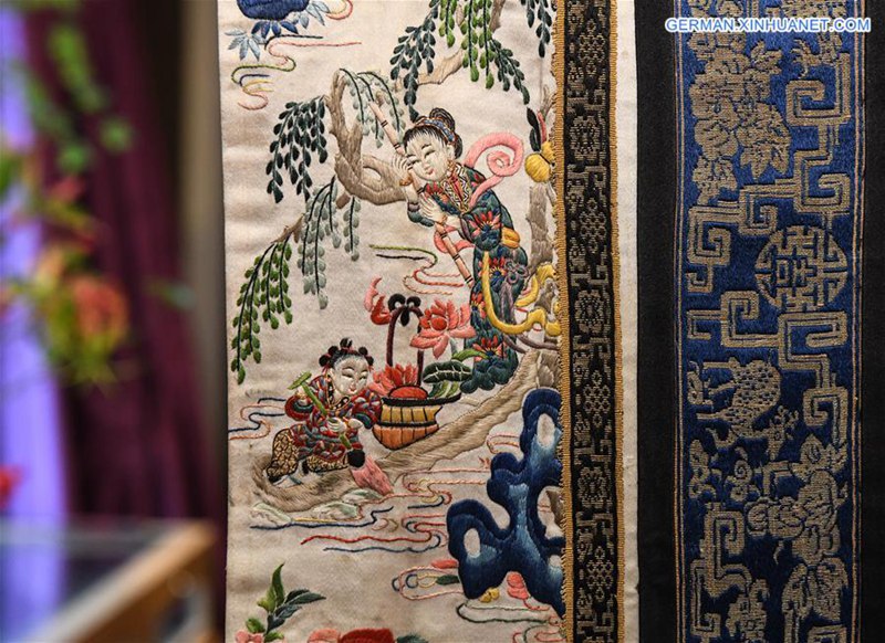 Ausstellung traditioneller Trachten und Stickereien in Beijing