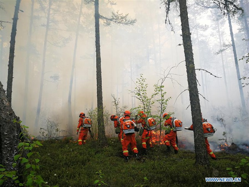 Fast 4.000 Menschen kämpfen gegen Waldbrände in China