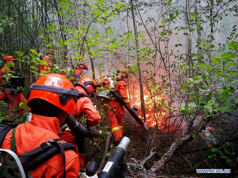 Fast 4.000 Menschen kämpfen gegen Waldbrände in China