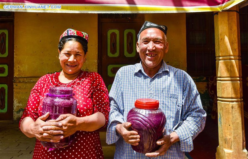 Leute verdienen durch Herstellung von Rosensoße in Xinjiang