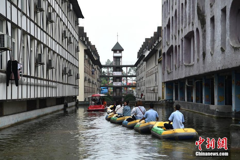 Magisches Chongqing: Kanal fließt unter Wohngebäude durch