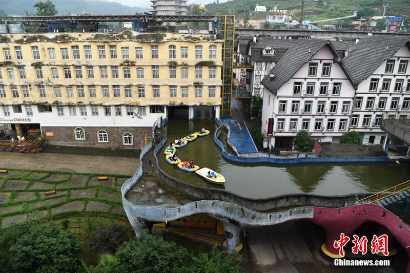 Magisches Chongqing: Kanal fließt unter Wohngebäude durch