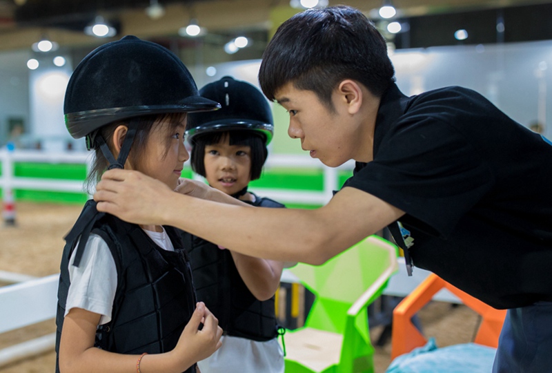 Grundschüler nehmen Reitunterricht im nordchinesischen Hohhot