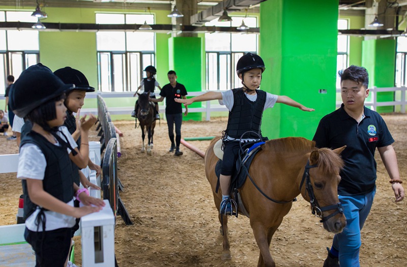 Grundschüler nehmen Reitunterricht im nordchinesischen Hohhot