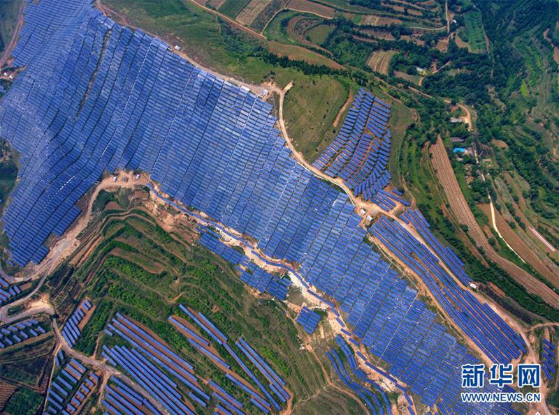 Shanxi: Photovoltaik-Anlagen im kahlen Berg gehen ans Netz