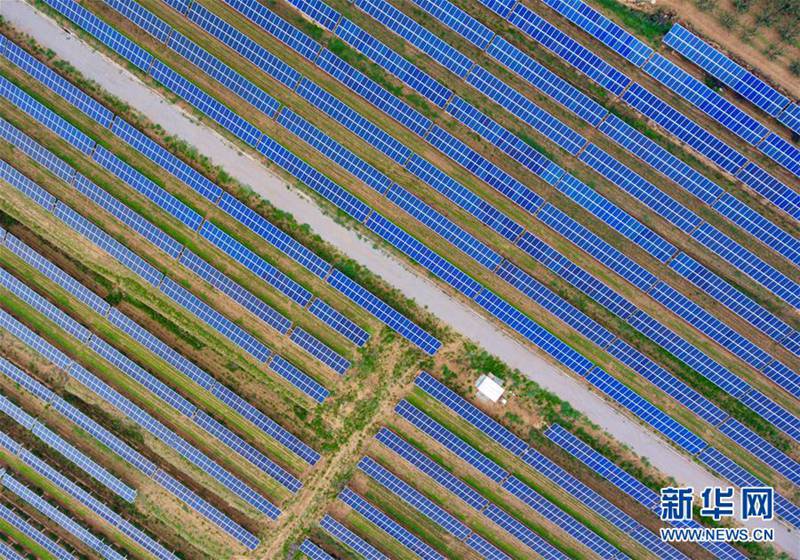 Shanxi: Photovoltaik-Anlagen im kahlen Berg gehen ans Netz
