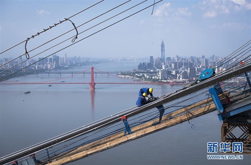 China baut weltweit größte zweistufige Hängebrücke über dem Jangtse-Fluss