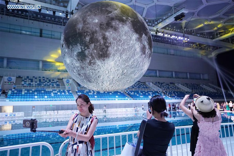 "Riesiger Mond" in Wasserwürfel in Beijing zu sehen