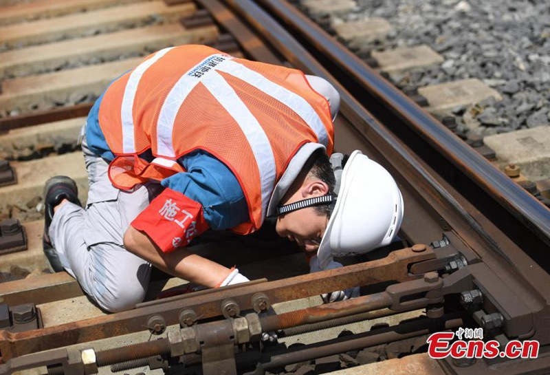 Techniker sorgen an Sommertagen für Sicherheit im Eisenbahnverkehr