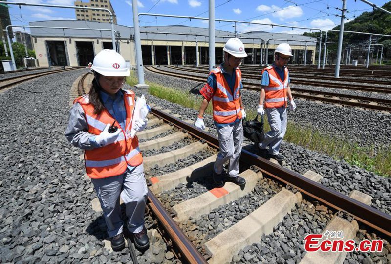 Techniker sorgen an Sommertagen für Sicherheit im Eisenbahnverkehr