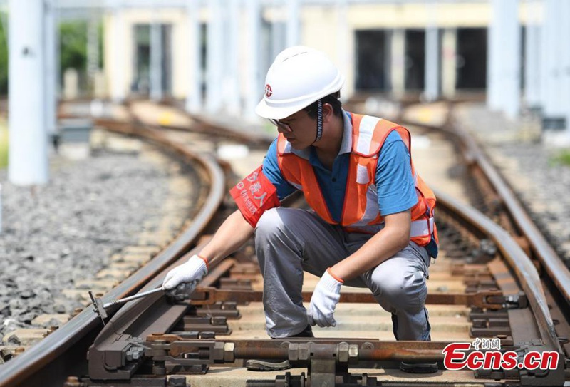 Techniker sorgen an Sommertagen für Sicherheit im Eisenbahnverkehr