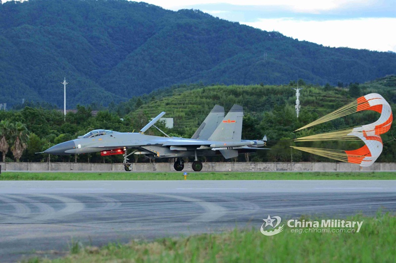 J-11 Kampfflugzeug beim Nachtkampfflugtraining