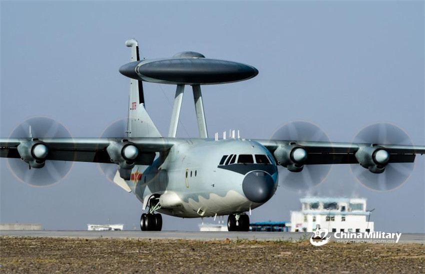 Trainingsmanöver „Red Sword-2018“ der chinesischen Luftwaffe