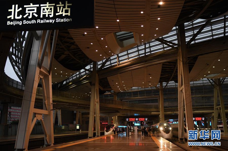 „Fuxing“ fährt mit einer Geschwindigkeit von 350 km/h von Beijing nach Tianjin
