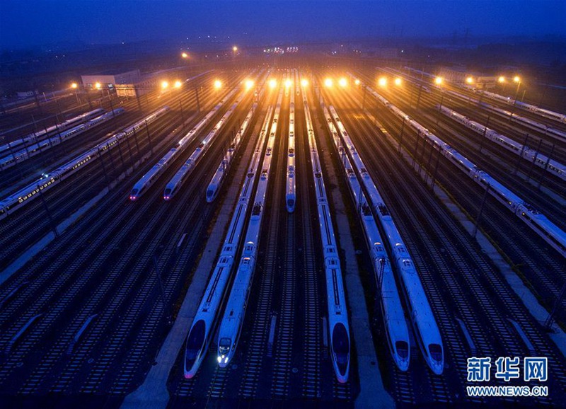 „Fuxing“ fährt mit einer Geschwindigkeit von 350 km/h von Beijing nach Tianjin