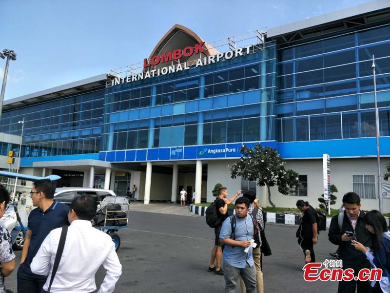 Passagiere nach den Erdbeben in Indonesien evakuiert