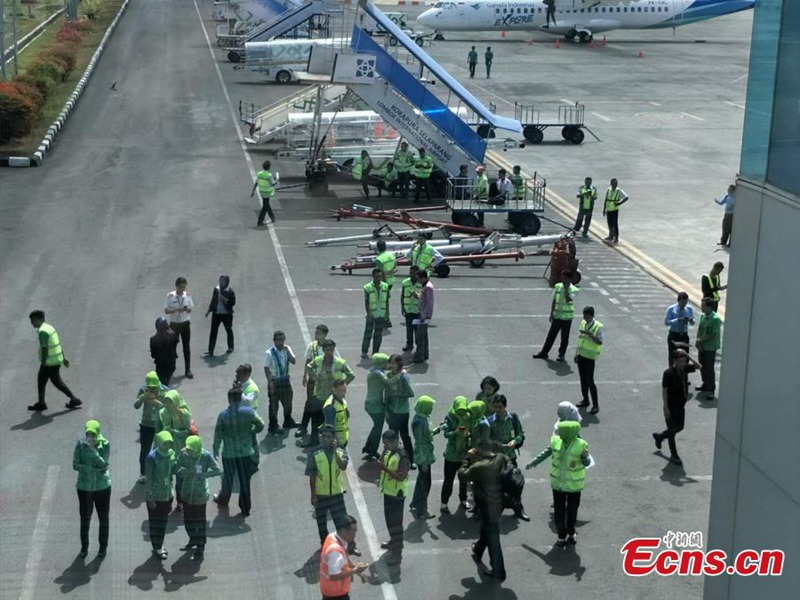 Passagiere nach den Erdbeben in Indonesien evakuiert