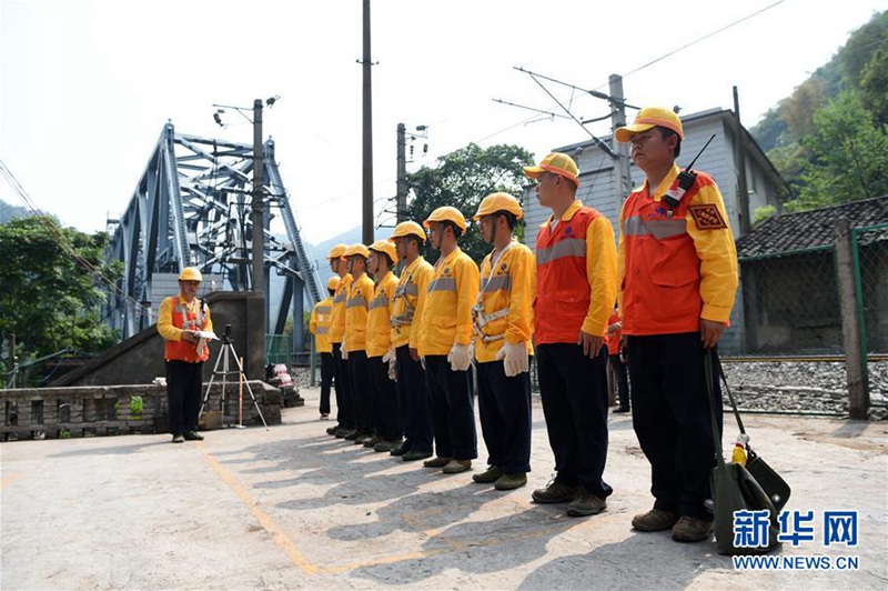 Wartungsarbeiten an Chongqings Holz-Eisenbahnbrücke