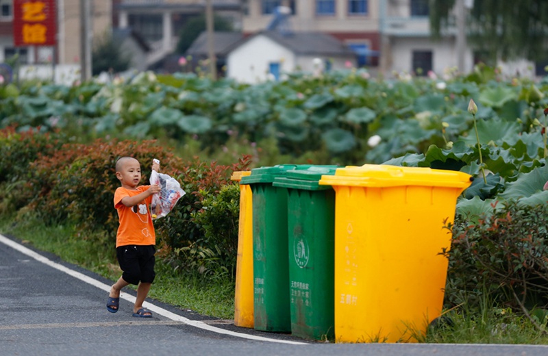 Bewohner in ländlichen Gebieten werden zu Mülltrennung motiviert