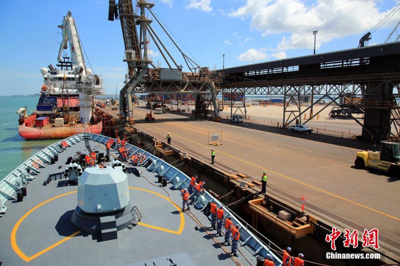 Chinesisches Schiff läuft in den Hafen von Darwin ein