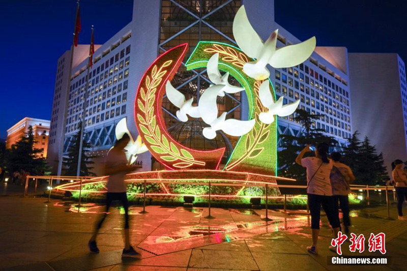 Beijing begrüßt afrikanische Gäste mit Blumen und Beleuchtungsanlagen