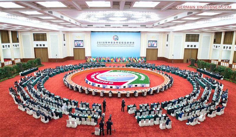 Xi Jinping sitzt erster Phase des Rundtisch-Treffens des Beijing-Gipfeltreffens 2018 des FOCAC vor