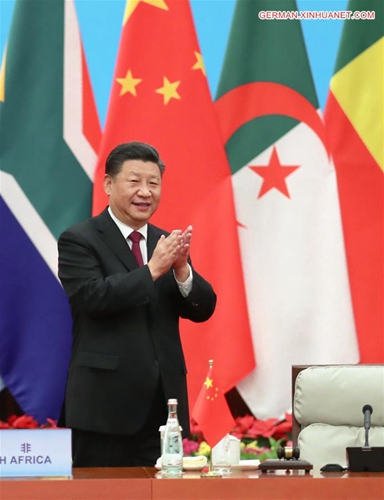 Xi Jinping sitzt erster Phase des Rundtisch-Treffens des Beijing-Gipfeltreffens 2018 des FOCAC vor