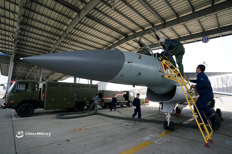 J-10-Kampfjets starten bei Trainingseinsatz