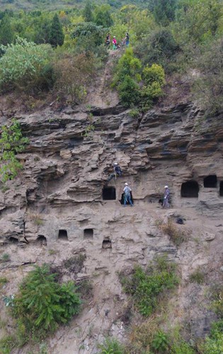 37 historische Felsengräber in Zentralchina entdeckt