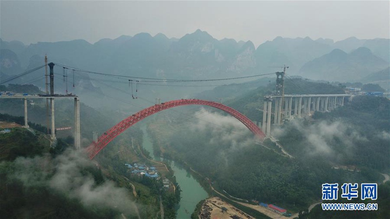 Riesige Brücke in Guizhou ist im Bau
