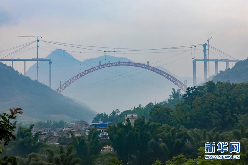 Riesige Brücke in Guizhou ist im Bau