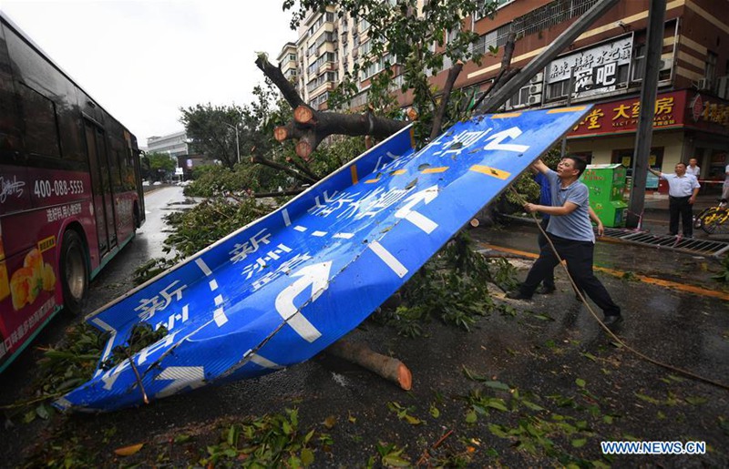 Katastrophenhilfe in Guangdong nach Taifun "Mangkhut"