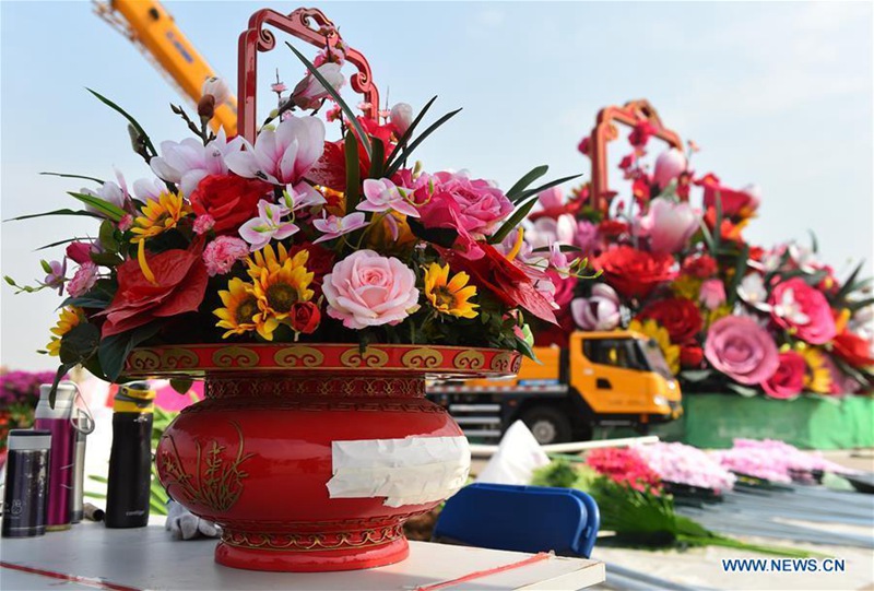 Tian'anmen-Platz mit künstlichem Blumenkorb für Nationalfeiertag dekoriert