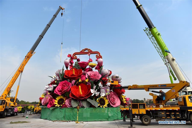 Tian'anmen-Platz mit künstlichem Blumenkorb für Nationalfeiertag dekoriert