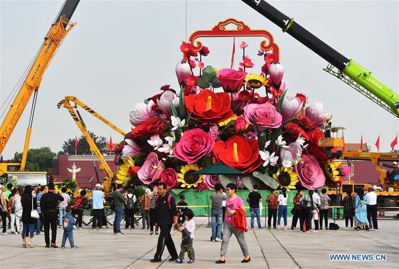Tian'anmen-Platz mit künstlichem Blumenkorb für Nationalfeiertag dekoriert