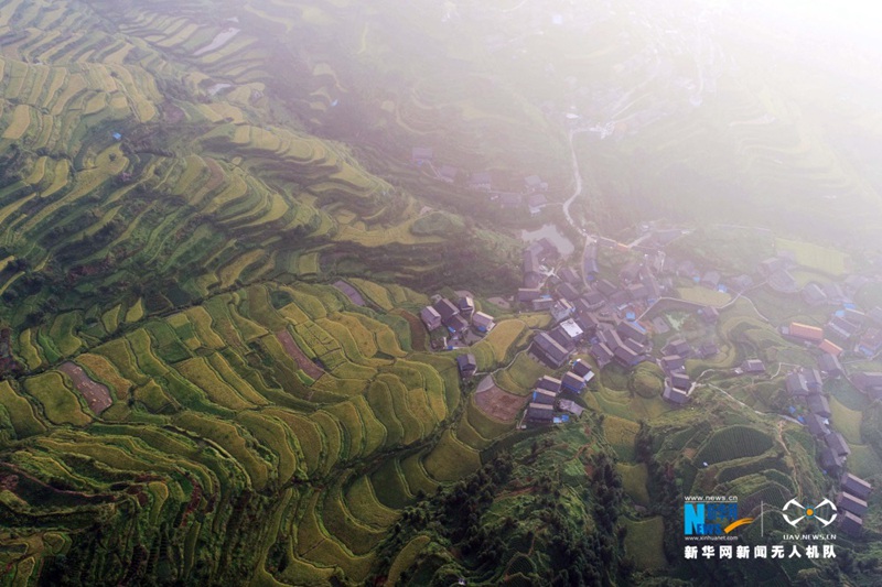 Luftaufnahme: Schöne Herbstlandschaft in Guangxi