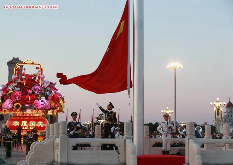Nationalflaggenzeremonie zum Nationalfeiertag in Beijing abgehalten