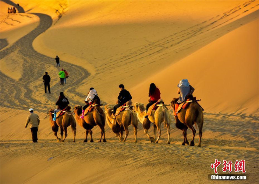 309.000 Touristen besuchen Sandwüste Dunhuang während des Nationalfeiertag-Urlaubs